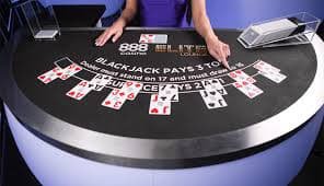Antarmuka aplikasi mobile 678luck menampilkan meja live-dealer dan menu sportsbook