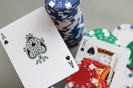 Meja blackjack Jurassic Kingdom dengan dealer profesional
